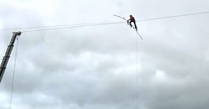 Echilibristică la înălţime. Un acrobat francez a traversat pe sârmă fluviul Sena