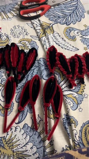 LishaBloom Crafts 💐 on Instagram: "❤️🖤 #reelsinstagram #explorepage #viralreels #flowerreels #smallbusinesssupport"