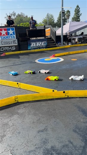 USGT Expert class about to race at CalRaceway in Orange, CA with Notch Johnson calling the play by play action. Join the fun and check out the track! Track website: https://calraceway.com/ Kits, parts and accessories: Pitstophobby.com Tamiya TRF421 kit Amazon link: https://amzn.to/47whtZU Schumacher kit: https://amzn.to/4hmgZJ9 #tamiya #mugenseiki #schumacherrc #radiocontrolledcars #rc | Juan Ortiz