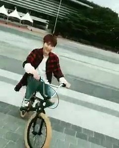 3.7K views · 681 reactions | [VID] 161007 Yesung Twitter update with #Kyuhyun Ôi dời ơi... lại muốn hack tuổi lừa người ta đây mà  | KyuHyunVN (Jo KyuHyun Vietnamese fansite) | Facebook