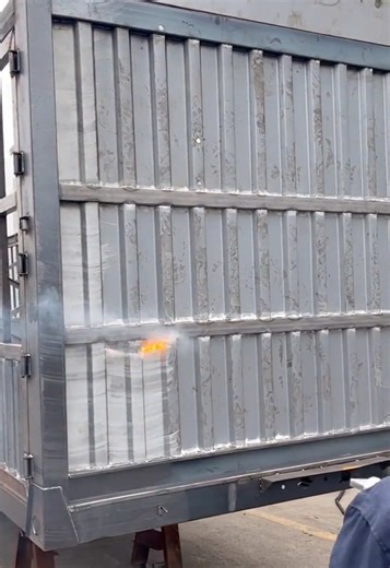 Laser cleaning machine is working in removing metal oxide layers, uncle happy!#lasercleaning #rustremoval #laserwelding #lasercutting #lasercuttingmachine