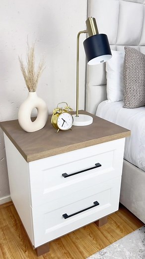 Simple pedestal styling… perfect for the theme of this bedroom. @denic.cabinets really did a stunning job on this one, I couldn’t ask for any better as this is perfect.👌🏼 . . . #pedestals #pedestalstyling #guestroom #guestbedroom