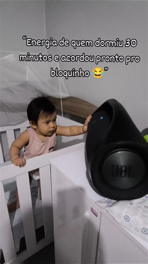 Jéssica Bacha on Instagram: "Modo Carnaval ativado desde cedo 😂🎉 Mamãe: “hora de dormir” 😴 O bebê: “hora do bloquinho!” 🕺🎶 Berço virou camarote VIP e o show é particular 😂🔊 #BebêDançando #ModoCarnaval @psirico"