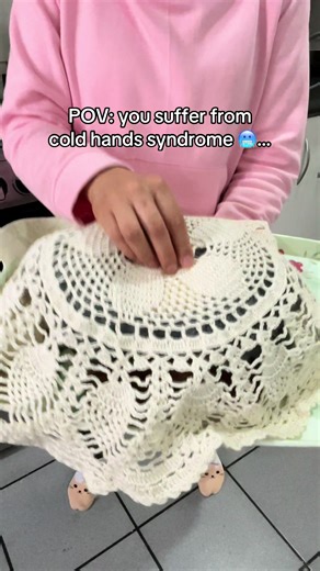 Cold hands while working in winter? ❄️ 🥶 This heated kitty mouse pad keeps your hands warm all day. Who else feels this every winter? #mousepad #winter #coldhands #computerwork #cold