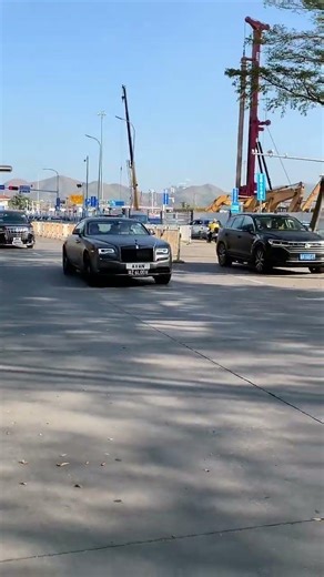 #A wealthy Hong Kong woman drives a Rolls-Royce Ghost with great style, gliding
