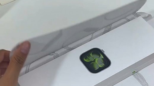 苹果 Watch S11 新机到手，请先激活设备并配对 iPhone，更新至最新系统。首次使用建议调整表盘样式与心率监测灵敏度，日常运动、睡眠管理更贴心。合理设
