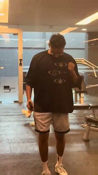 Exploring Male Mating Rituals: A Gym Perspective