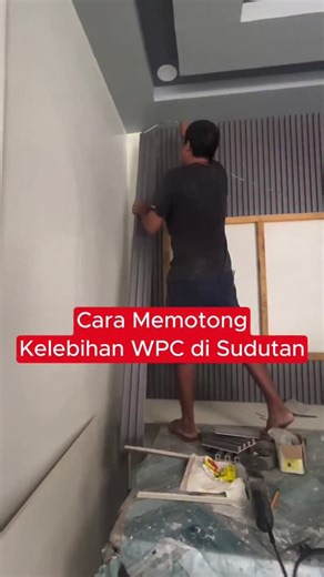 Min kalau wpc nya kelebihan gimana cara potong nya? Sini mimin kasi tau caranya. Anda tidak perlu penggaris atau mistar. Anda cukup pakai potongan wpc, dijamin hasil potongannya lurus dan presisi. pertama, siapkan potongan wpc dan posisikan terbalik diantara selah wpc panel nya. lalu letakan cutter pada posisi wpc yang ingin anda potong. Lalu tarik perlahan dan patahkan. gampangkan. dapatkan wpc panel hanya di lagasjaya, supplier wpc panel terbesar di bali dan tersedia berbagai macam pilihan dan