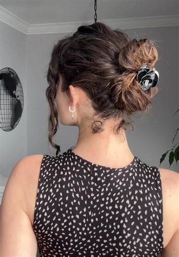 Curly Hair Claw Clip Tutorial for Stylish Looks