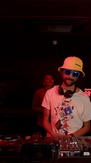 Sabato 8 novembre AROOP ROY per la prima volta a Roma. Un viaggio tra house, disco, jazz, techno e ritmi globali con uno dei DJ più eclettici della scena internazionale. ‎ Dalle consolle di Fabric, Hi Ibiza e Defected Croatia arriva a Roma il sound vibrante e senza confini di Aroop Roy, definito da Gilles Peterson "un produttore brillante che non sbaglia mai". Opening by La Sartoria 🎟️ Tickets link in Bio 📍 Alcazar Live – via Cardinale Merry del Val 14, Roma | Alcazar