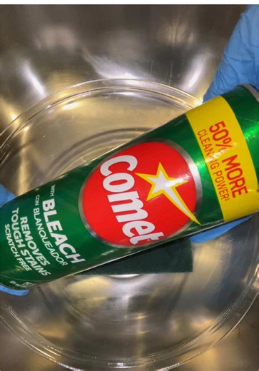 Engaging Comet Powder Play for Cleaning Fun