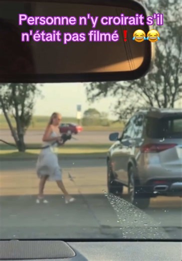 Vous n’allez pas croire ce que cette blonde a fait à la station-service 😂⛽️ Elle voulait juste faire le plein de sa voiture… et c’était tout un spectacle ! Déjà, elle se gare trop loin 😅, le bras n’atteint pas la pompe… elle tourne, recule, recommence 🤦‍♂️ À un moment, elle compte même ses pas 🏃‍♀️👣 pour voir si elle est assez proche 😆 Et on la filme… elle ne savait même pas qu’elle était filmée 📹 On ne pensait pas que simplement faire le plein pouvait devenir une scène comique incroyable