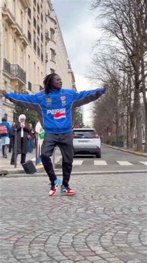 Who did the moonwalk better? #moonwalk #moondance #dance #profesionaldancer #freestyle