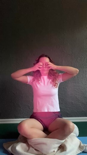 4. desember: Når desember går fortere med bevissthet: PUST. Prøv Brahmari pranayama – roen faller som lett snø. ❄️ I dag får du hjelp av Suzie @suzanahatayoga til å gjøre pusteøvelser. 🧘‍♀️ Bhrāmari prāṇāyāma – summende ro 🐝 Bhrāmari betyr «humle», og pusten utføres med en myk, summende lyd på utpust. Øvelsen virker beroligende på nervesystemet og skaper indre stillhet. Utføres sittende eller liggende, gjerne med sanmukhī-mudrā for å stenge ute ytre sanseinntrykk. Ingen pustehold. Lang, rolig 