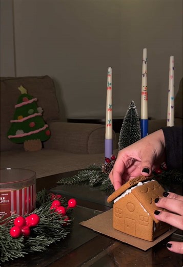 building my first gingerbread house 🎄⛄️🎅🏼🦌 #christmas #gingerbreadhouse