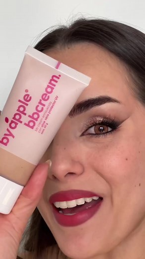 Cómo aplicar la BB cream de Bay Apple para un resultado natural