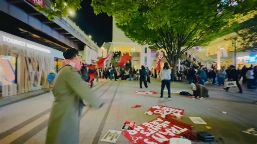 #路哲 とは：路上哲学読書会というのを去年の東京都知事選以降続けている。既に９か月ほど継続しており、金曜の新宿の会に関しては一人で終わった事が無いのが今のささやかな誇りだ。路上で、今の社会での是正すべき問題提起のプラカを置く。そして本を持ち寄る。プラカの前で読む。ステキな試み