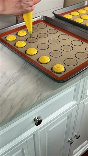 Pipping macarons