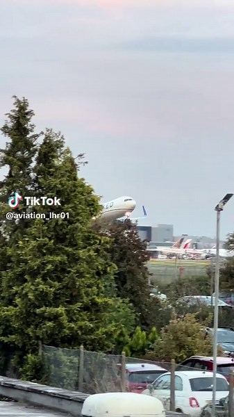 United Airlines Boeing 767 Takes Off from Heathrow