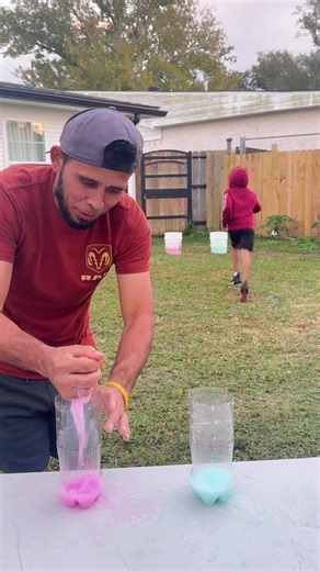 Competencia de la esponja 💦#los_chispitas #challenge #juegos #waterchallange