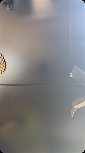 🚀 Nouveau SRAM Force AXS 13V — La Référence Monte d’un Cran ! 🚀 Plus agressif, plus rapide, plus puissant. SRAM repousse les limites avec le tout nouveau Force AXS 13 vitesses. 👉 Un design affûté 👉 Un freinage encore plus mordant 👉 Une légèreté optimisée 👉 Des dérailleurs encore plus fiables et ultra précis Disponible avec capteur de puissance et en version monoplateau XLR pour les amateurs de Gravel. 💥 Le gros plus ? Une ergonomie identique au SRAM Red avec des boutons additionnels intég