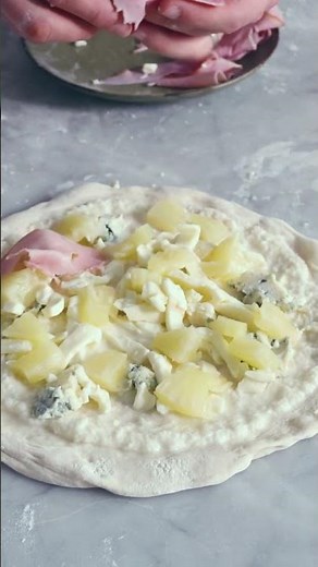 This is how PINEAPPLE PIZZA should be made