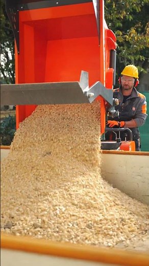 Il miniescavatore scava, livella e prepara il terreno; il V3000H carica e scarica con facilità.