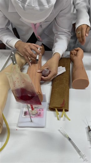 IV injection practice for first-year students — safe SIM‑MED simulator training