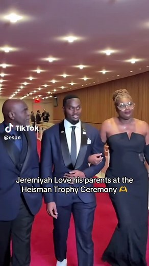 Jeremiyah Love's Heartwarming Moment at the Heisman Ceremony