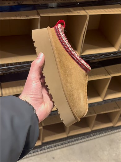 Extra sheepskin slip-ons keep things warm and minimal 🧸🤎 Everyday comfort elevated.