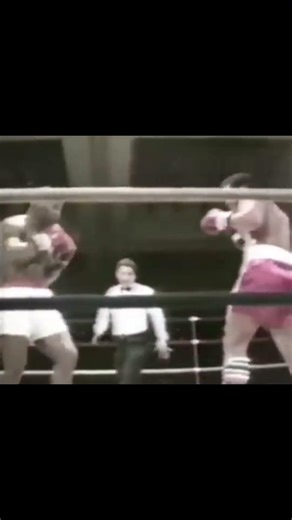 18 Year Old Mike Tyson DEMOLISHES Hector Mercedes on His Debut 😱🥊 #Shorts #MikeTyson #Boxing