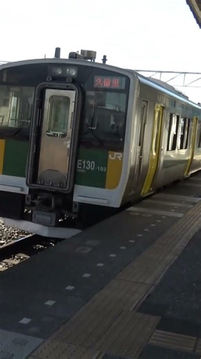 休日朝の木更津駅久留里線ホーム停車している1両編成のキハE130系100番台