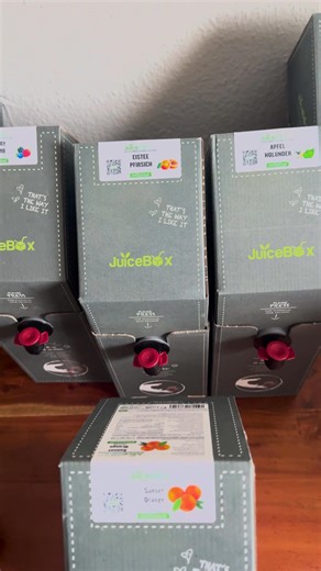 Abzocke?😱Oder eher: Geschmack der Sinn macht. 🍃Schluss mit Plastikbergen, schwerer Schlepperei und bösen Kalorien! Mit der JuiceBox™ erlebst du, wie lecker Nachhaltigkeit sein kann. ✅ 50 Liter purer Geschmack aus nur einer recycelbaren Box ✅ 100% Geschmack, 0% Zucker – perfekt für dich und deinen Planeten 🌱 Jetzt ausprobieren und die Welt geschmackvoll ein Stückchen grüner machen! 🌍 👉 https://juice-box.at/products/juicebox-starter-set | JuiceBox