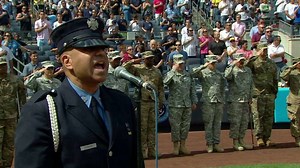 Bombero del FDNY canta el himno