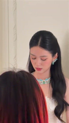 [周也] Zhou Ye spotted in Dior staff vlog behind the scenes of her photoshoot tonight