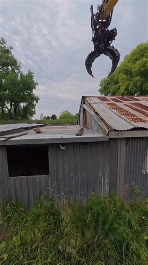 7.1K views · 786 reactions | Precision Demo 殺 Popping Roof Nails Before Stripping with the @dng_korea grapple #canyoudigitnz #komatsu #engcon #rototilt #tiltrotator #leicageosystems #berti #masseyfergusson #isuzugiga #dngattachments #landscaping #earthworks #demolition #hydroseeding #newzealand #napier #hastings #hawkesbay | Can You Dig It | Facebook