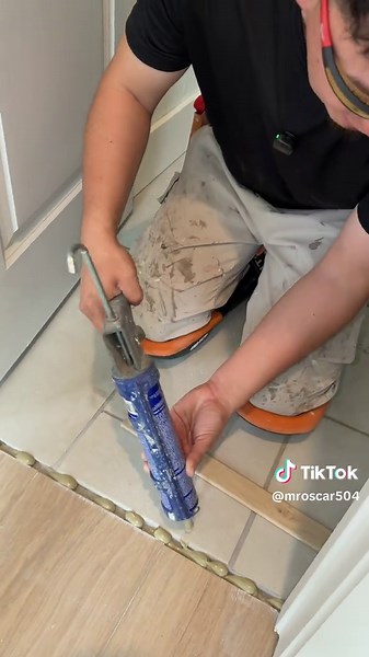 Cómo instalar una transición entre cerámica y pisos flotantes #laminateflooring #lvpflooring #hacksintallerflooring #luxuryvinylplank #spcflooring