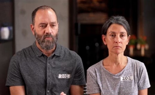 הוריו של החטוף הירש גולדברג פולין על אות החיים שקיבלו מבנם