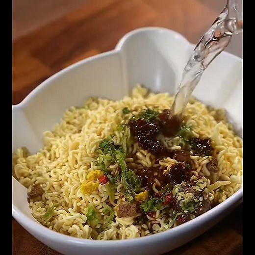Receta nueva mezclando arroz y fideos fritos, buenisimo