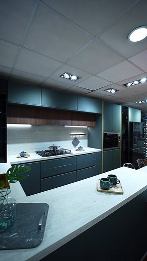 ✨ Le modèle Velvet s’impose comme l’une des réalisations les plus plébiscitées cette année. Avec sa couleur raffinée et contemporaine, il apporte une identité forte à la cuisine tout en s’intégrant harmonieusement aux intérieurs modernes. 🏡 Ses façades anti-tache, pensées pour un usage quotidien, conjuguent esthétique et praticité. Elles préservent la pureté des lignes et garantissent un entretien simplifié. À cela s’ajoute la durabilité des matériaux et l’élégance des finitions, qui font de Ve