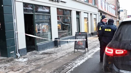 Københavns Politi er torsdag morgen til stede på Valby Langgade, hvor der har været brand i en frisørsalon. Politiet formoder, at branden er påsat, og beboere i ejendommen blev evakueret af sikkerhedsmæssige årsager. Branden efterforskes nu, herunder om hændelsen kan have relation til bandemiljøet. #breakingnews #nyheder #dknews #københavn #politi | Steven Knap