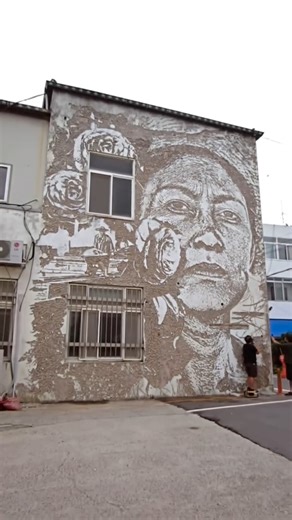Sketch Daily Dose on Instagram: "Alexandre Farto, better known as @Vhils, is a Portuguese artist who creates striking portraits by carving directly into urban walls. Using chisels, drills, and sometimes even controlled explosives, he removes layers of plaster and concrete to reveal faces hidden within the city’s surface. This approach, which he describes as urban archaeology, exposes the history embedded in buildings and streets. By peeling back the city layer by layer, Vhils connects human iden