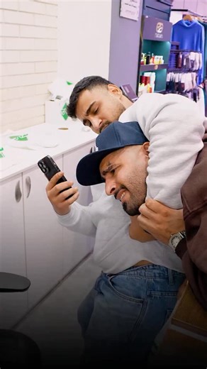 ‎کاپشن/پالتو/کت/بامبر/اویشو/زنانه/مردانه/بچگانه‎ on Instagram‎: "عجب چَکی زد😂😂😂 ______________ 🎁جشنواره ویژه روز پدر | تهران‌مُد تا ۶۰٪ تخفیف روی یکسری از محصولات مردانه انتخاب‌های متنوع برای هدیه روز پدر، حتی با بودجه زیر ۵۰۰ هزارتومان ⏳این جشنواره تا ۱۳ دی برقرار است. 📍در تمام ۱۰ شعبه تهران‌مُد @tehran_mod.ir @tehran_mod.ir @tehran_mod.ir _________________ #روزپدر#جشنواره#تخفیف#تخفیف_ویژه"‎