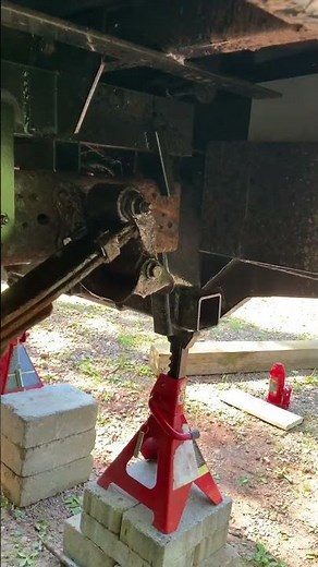 Ford F350 : New Leaf Springs : Part 2 (Removal)