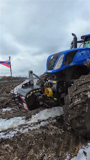 Náročná zimná orba na snehu a v blate s traktorom New Holland T7.290 AC s pluhom Lemken Juwel 7