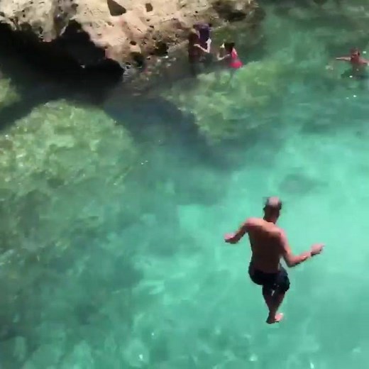 Gorgeous natural "heart shaped" pool hidden in the fabulous rocks of the Adriatic Coast, Apulia 🇮🇹 🔸 www.visititaly.holiday | Visit Italy