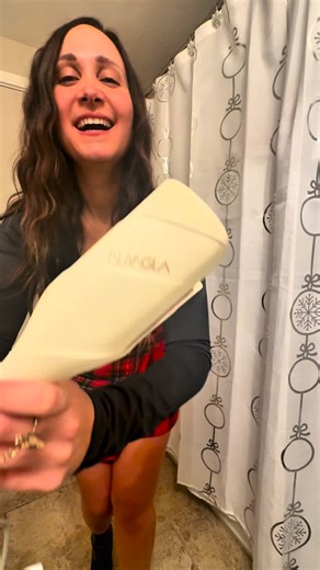 𝐋𝐚𝐮 | 𝐒𝐞𝐚𝐬𝐨𝐧𝐚𝐥 𝐀𝐝𝐯𝐞𝐧𝐭𝐮𝐫𝐞𝐬 ❄️ 𝐂𝐨𝐳𝐲 𝐋𝐢𝐯𝐢𝐧𝐠 on Instagram: "I’ve always loved the look of crimped hair. Chalk it up to being born in the ‘80s, but I’ve been so excited to use the Hair Wave Crimper from @tsuyagla_us for holiday events (and really for any day when I want to add some extra personality to my look) 🧜🏼‍♀️ 🎀Tsuyagla is known as the “Apple of Hair Styling,” and after using this crimper for the last few weeks I understand why: it totally streamlines styling