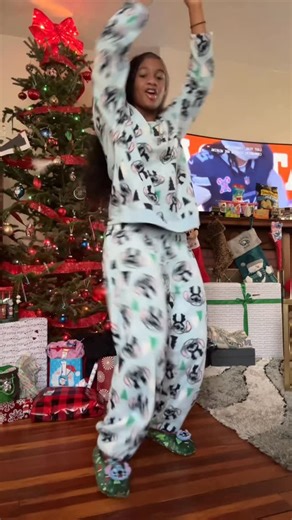 THE PHILLY PRINCESS✨👸🏽🫧 on Instagram: "Merry Christmas🎄 Philly Princess 👑 🎤 IF VIEWING FOLLOW @tacori_aaria 💟 ⚠️FOLLOW MY TIKTOK @tacori_aaria⚠️ GO CHECK OUT MY YOUTUBE @tacoriaariasworld “Tacori Aaria” 🤍 #tacoriaaria #tacoriaariadancing #phillyprincess #kidinfluencer #christmas"