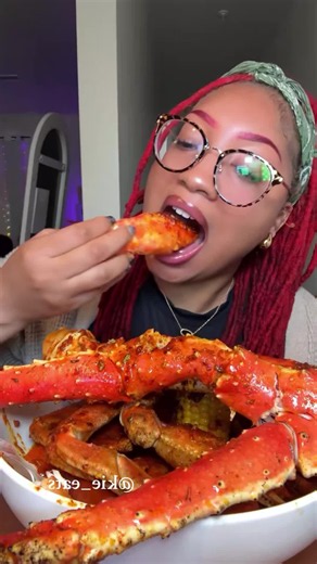 Trying Seafood boil 🦀🤤 #seafoodboil #onionboil #Foodie #enokimushroom #tiktokgrowthchallenge Americanfood,usafood, seafood boil,crabs,mukbangs,foodasmr, recommendations,food,enokimushroom