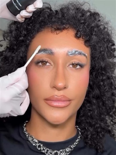 Who said a chemical treatment can't be gentle on your skin and hair? 🧪✨ We love it when super talented brow artists like @browsbyzulema use our products.🤩 💚 Its formulas are designed to shape without damaging, allowing the hair to maintain its natural flexibility, without breakage, without stiffness, without damage. 📌 Because yes, the secret to long-lasting lamination is not in leaving the hair as hard as cardboard, but in nourishing and strengthening it as it transforms. 🌱 The result? Brow